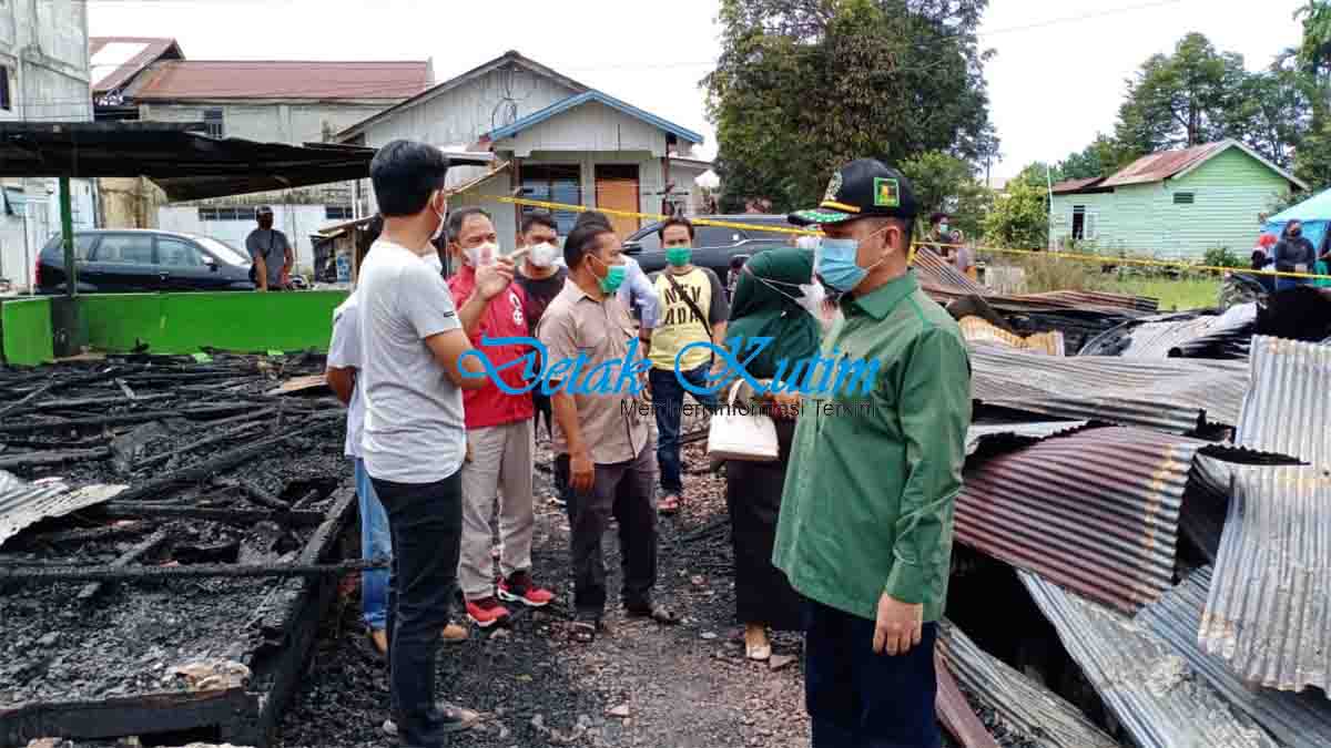 Ketua DPRD dan Anggota Bantu Korban Kebakaran Di RT 40 Gang Kutai Indah
