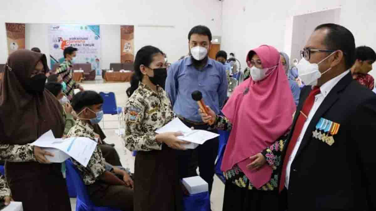 Kasmidi Berharap Kutim Turun Ke Level 2 Saat Tinjau Vaksinasi Gelaran PT KPC